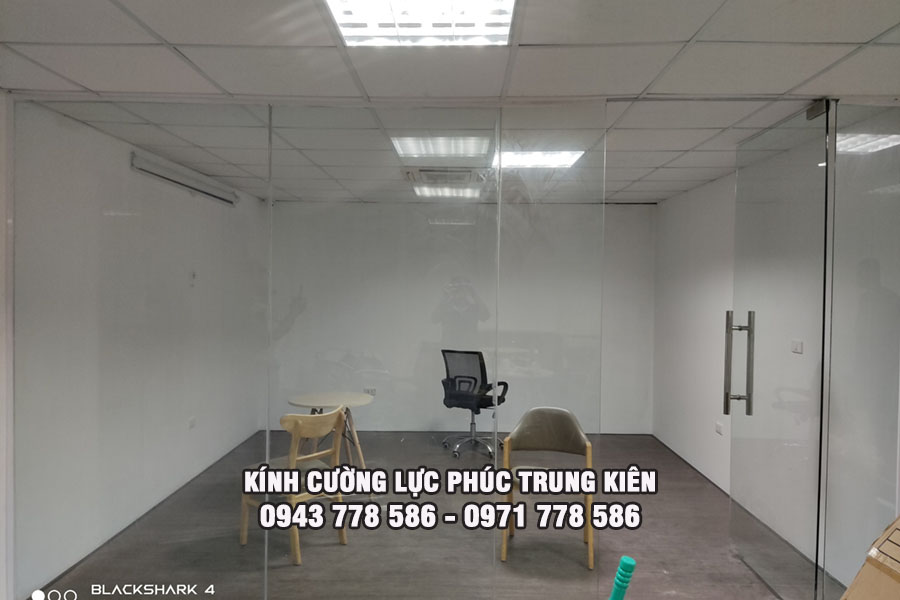 kính cường lực khung gỗ